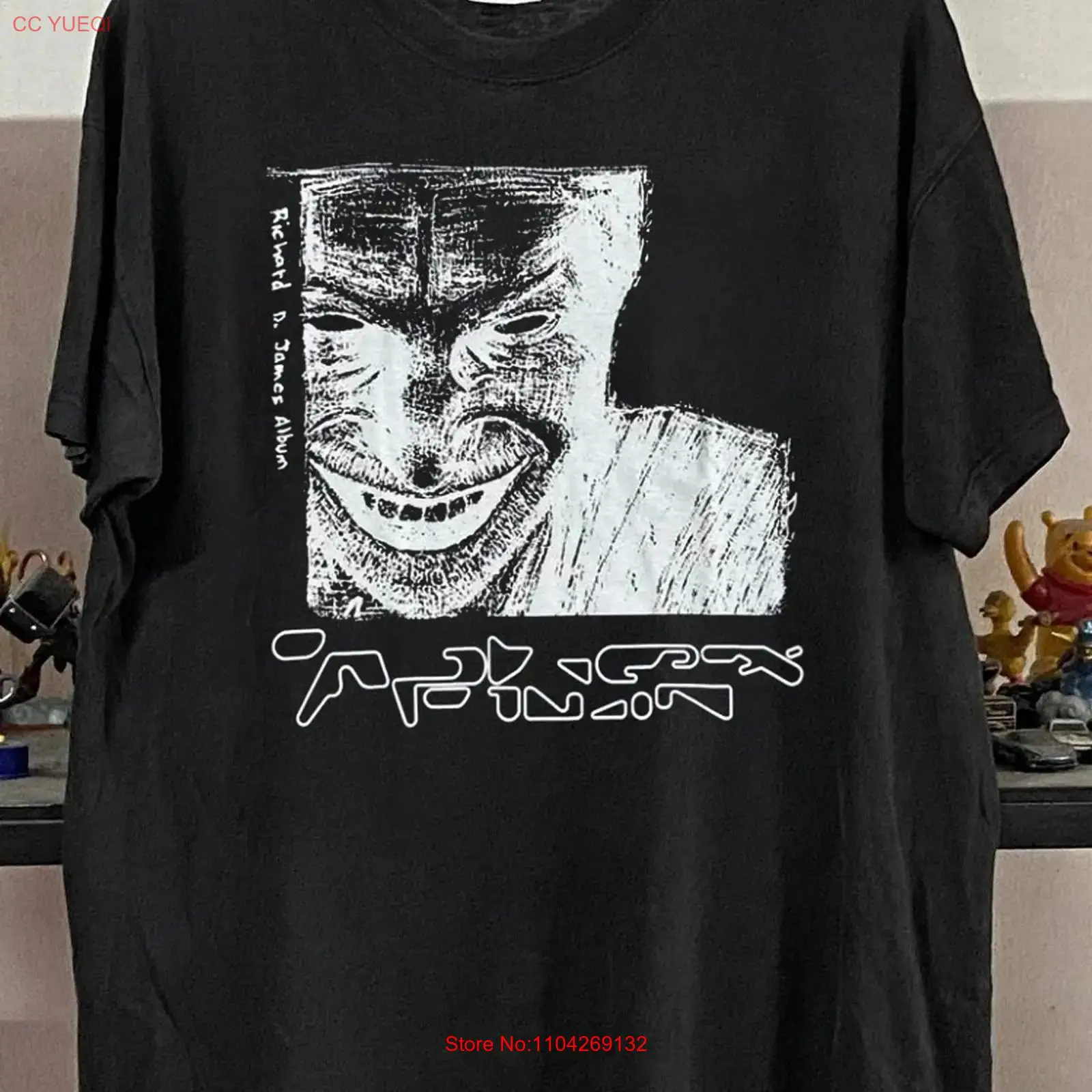 Mens Fashion In The 90S - เสื้อยืดสีดำสไตล์เรโทรยุค 90s ลาย Aphex Twin แบบพิมพ์ซ้ำ