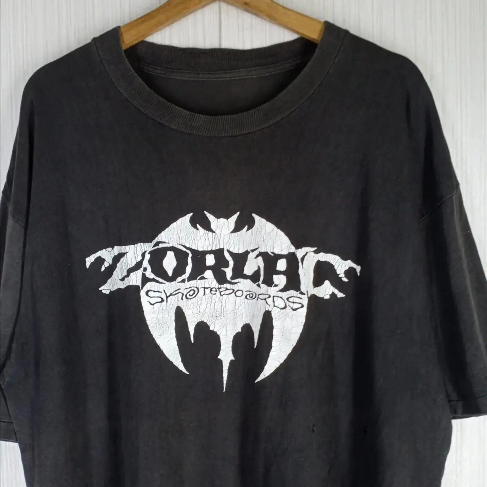 Mens Fashion In The 80S - เสื้อยืดวินเทจยุค 80 ลาย Zorlac Skateboard โลโก้ใหญ่